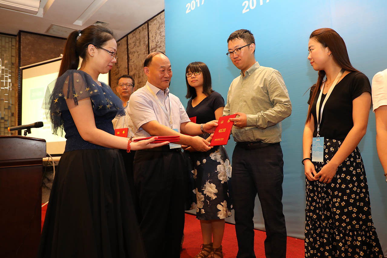 中国日用化学工业研究院院长王万绪颁发证书。