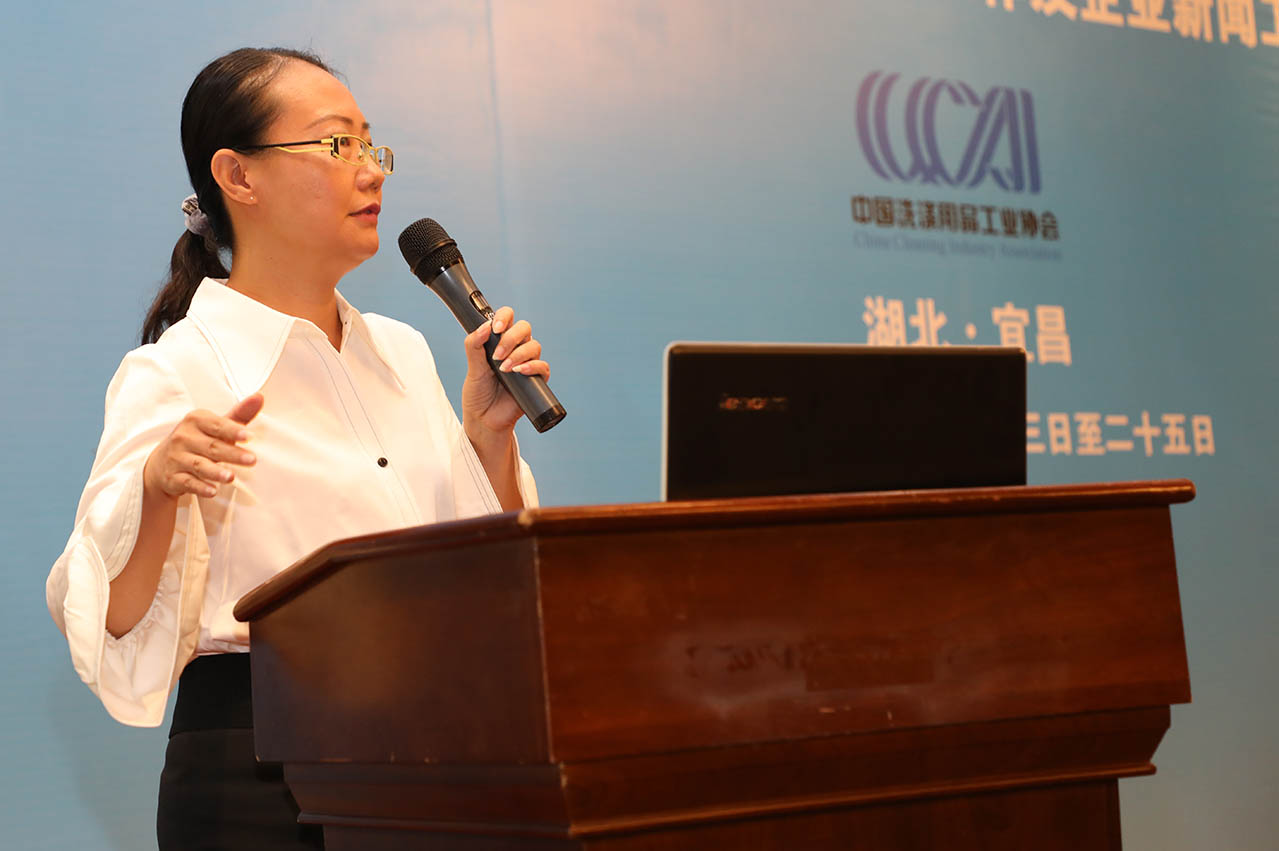 中国洗协理事长助理张燕演讲的题目是《新闻撰写及舆论危机应对管理》。